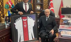 MHP Lideri Bahçeli’ye Samsunspor forması hediye edildi