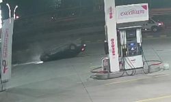 Otomobilin kaldırıma çarpıp ters döndüğü anlar kamerada