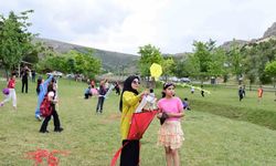 Rengarenk uçurtmalar Beydağı’nda gökyüzüyle buluştu