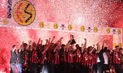 Şampiyon Eskişehirspor kupasını kaldırdı