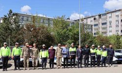 Sürücülere çikolata ve kolonya ikramlı trafik denetimi