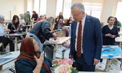 Tazelenme Üniversitesi öğrencileri el sanatları atölyesinde