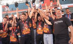 TFF 2. Lig’e yükselen Mardin 1969 Spor, şampiyonluk kupasını aldı