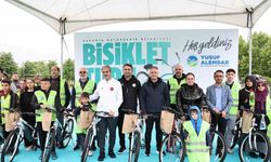 Trafik Haftası’nda Başkan Alemdar, 10 kişiye bisiklet ve kask hediye etti