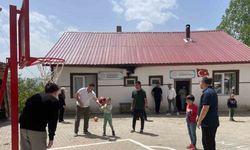 Üniversite öğrencilerinden köy okuluna anlamlı destek