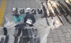 Uyuşturucu sandılar, silah deposu çıktı: Otomobili kullanan şoför polisti