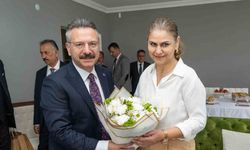 Vali Aksoy engelli birey annesi ve öğretmeni Neşe Uyguner’i ziyaret etti