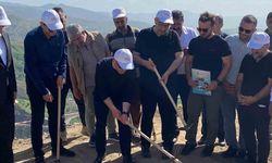 Vali Hatipoğlu, 3 bin yıllık tarihi Palu Kalesi için ilk kazmayı vurdu