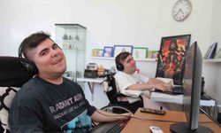 Yalnızca parmaklarını kullanabilen ikiz kardeşler bin parça besteledi