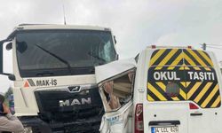 Yalova’da kamyon minibüsle çarpıştı: 3 yaralı