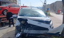 Yüksekova’da otomobille hafif ticari araç çarpıştı: 2 yaralı