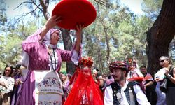 4. Uluslararası Yörük Türkmen Festivali’nde genç çifte yörük gelenekleriyle kına töreni