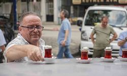 50 metre uzaklıktaki çay ocağından aldığı çayları otomobiliyle taşıyor