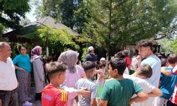 Adanalı çiftin bayram geleneği sürüyor: Yüzlerce çocuğa harçlık verdiler