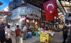 Afetzedeler yeniden inşa edilecek Uzun Çarşı’da son bayram alışverişini yaptılar