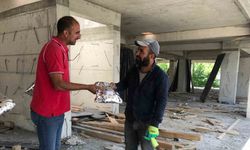 Ağrı’da Kızılay gönüllüleri babaların yüzünü güldürdü