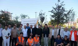 AK Partili Milletvekili Derya Ayaydın vatandaşlarla sohbet ederek dondurma ikram etti