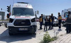 Ambulans ile otomobil kavşakta çarpıştı, 5 yaralı