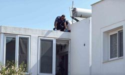 Anahtarını unutunca çatıdan eve girmeye çalışırken düşen emekli polis hayatını kaybetti