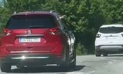Aracından yola defalarca çöp atarken görüntülendi