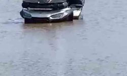 ATV ile girdiği gölde balçığa saplandı