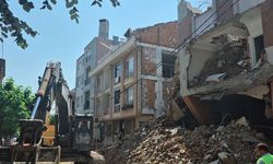 Avcılar’da kısmi çöken binanın yıkımı sırasında bitişik apartmanın da duvarı yıkıldı