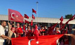 Avrupa şampiyonları memleketlerinde meşalelerle karşılandı