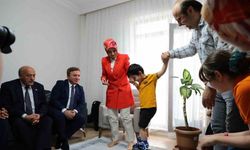 Bakan Göktaş, depremde tüm ailesini kaybeden çocuğu ziyaret etti