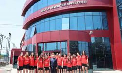 Başkan Şadi Özdemir’den genç voleybolculara motivasyon ziyareti