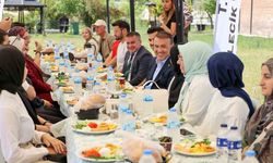 Bayramda evine gidemeyen öğrencilerle bir araya geldi