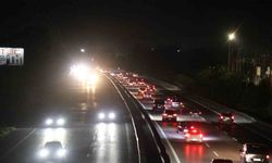 Bayramın bitmesini beklemeyenler otoyolda akıcı yoğunluk oluşturdu