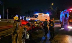 Bayrampaşa’da kontrolden çıkan otomobil bariyerlere saplandı