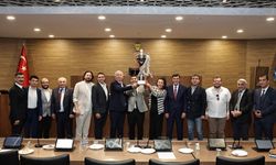 Belediye Meclisi’ne basketbol takımının şampiyonluğun simgesi olan kupa damgası vurdu