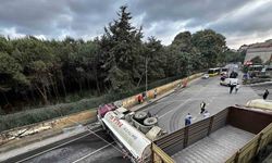 Beykoz’da su tankeri geri manevra yaparken devrildi: 1 yaralı