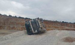 Bilecik’te kum yüklü kamyon devrildi