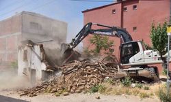Bilecik’te metruk binalar yıkılıyor