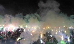 Böyle kutlama görülmedi, binlerce taraftar geceyi aydınlattı