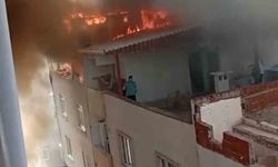 Bursa’da 3 katlı binanın çatı katı alev alev yandı