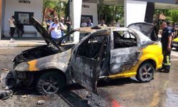 Çakmağı çakmasıyla ticari taksi alev topuna döndü, sürücü canını zor kurtardı