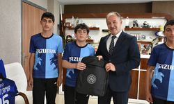 Çakmur kutladı hediye verdi