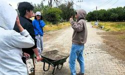 Çinli turistler, kendilerini misafir eden yaşlı kadına "Ana, seni çok seviyoruz" diye veda etti