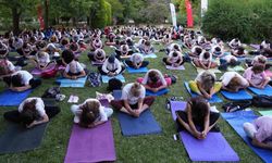 Denizli’de 300 kadın aynı anda yoga yaptı