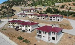 Deprem mağduru nine: "Hiç aklıma gelmezdi böyle ev yapacakları"