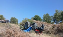 Devrilen traktörün altında can verdi