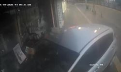 Direksiyon hakimiyetini kaybeden sürücü kozmetik mağazasına girdi