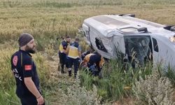 Düğün dönüşü minibüs şarampole devrildi: 17 yaralı