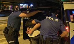 Elindeki satırla çevreye saldıran şahsa gözaltı