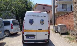 Emekli öğretmen balkondan düşerek ağır yaralandı
