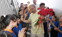 Emekli olan 45 yıllık öğretmene okulda uğurlama töreni