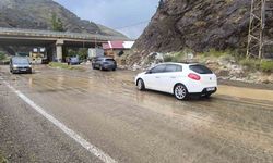 Erzurum-Artvin karayolunda heyelan: Ulaşım tek şeritten sağlanıyor